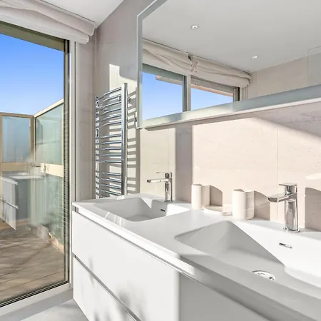 Ref 2033 - - Sumptuous Penthouse With Sea View For Rent Cannes