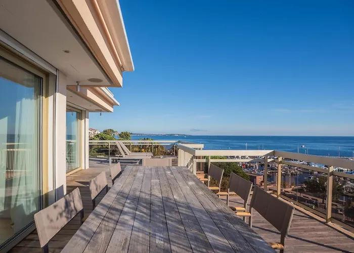 Ref 2033 - - Sumptuous Penthouse With Sea View For Rent * Cannes