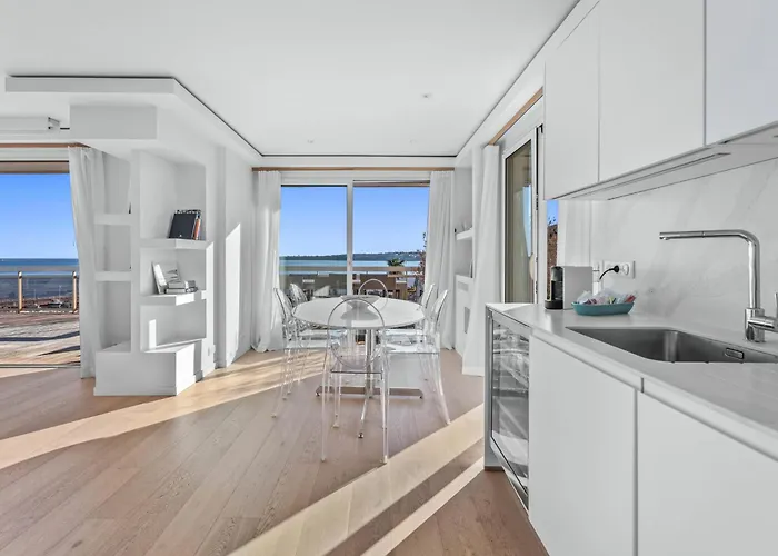 Ref 2033 - - Sumptuous Penthouse With Sea View For Rent Cannes