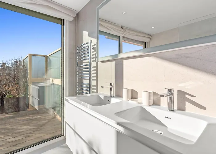 Ref 2033 - - Sumptuous Penthouse With Sea View For Rent Cannes