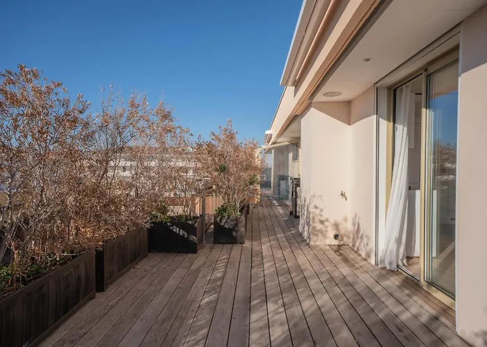 Ref 2033 - - Sumptuous Penthouse With Sea View For Rent * Cannes